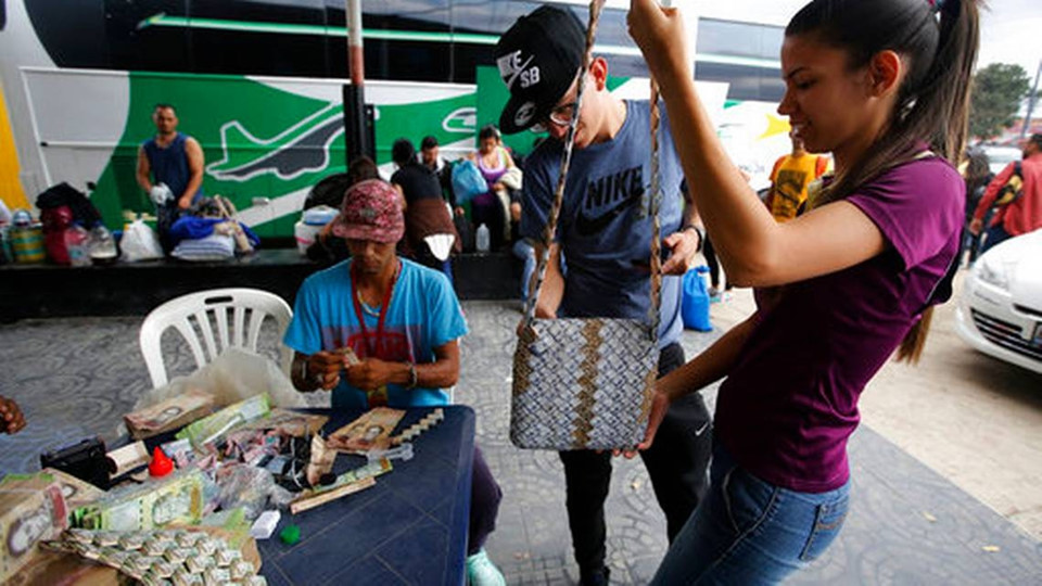 Lạm phát ở Venezuela: Dùng bao tải thay cho ví, cân tiền thay vì đếm